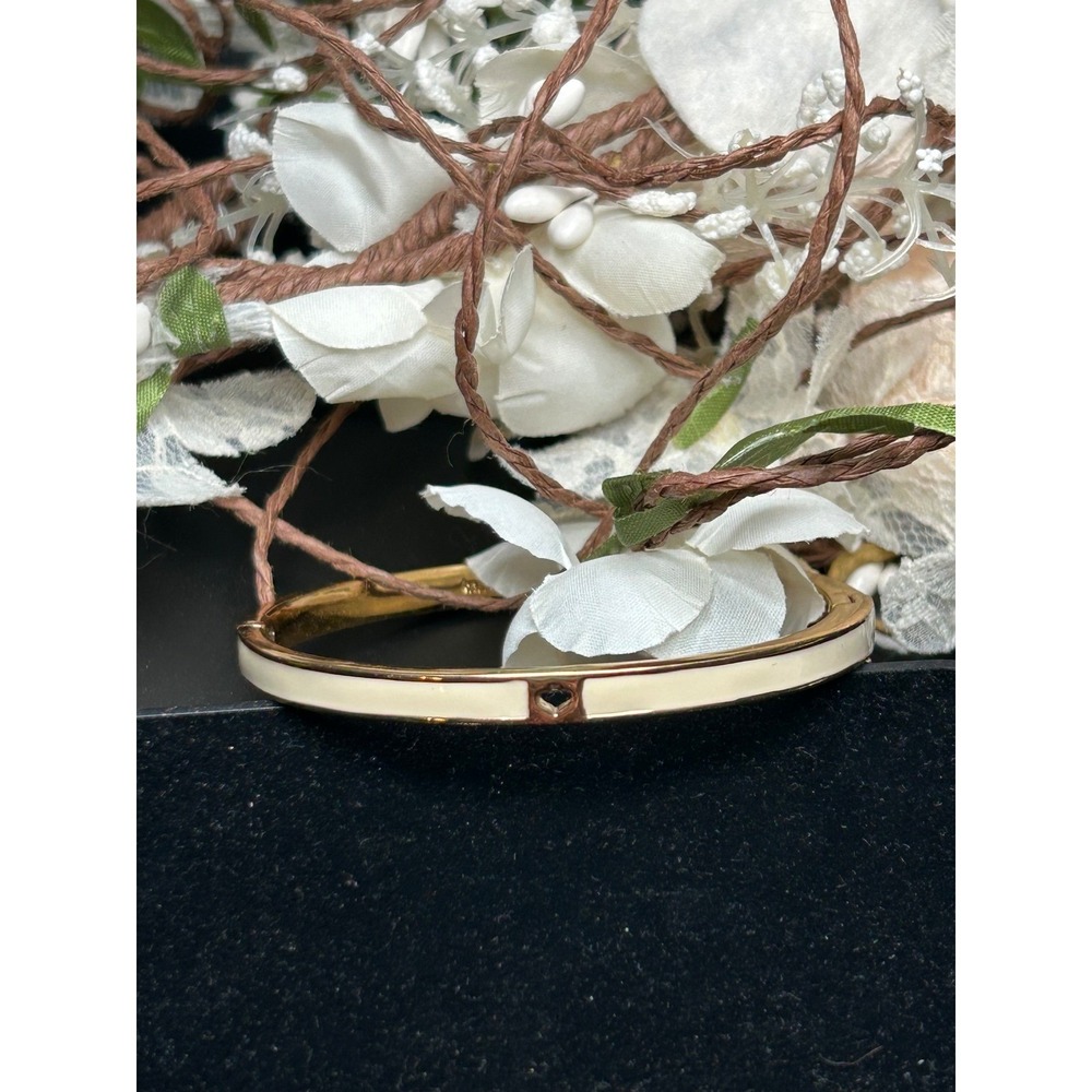 Vintage Kate Spade New York White Enamel Gold Tone Hinged Bangle‎ Bracelet - Picture 2 of 6